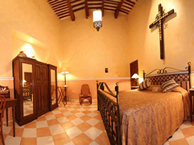 Ocupación máxima de 2 personas. La habitación especial tiene 1 cama queen, aire acondicionado, escritorio de trabajo, Internet inalámbrico, tele